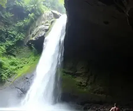 Caverna da Fuga em SC guarda lenda indígena e cachoeira