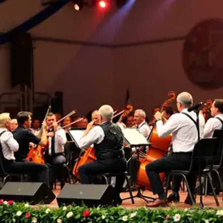 VÍDEO: Orquestra argentina referência em música alemã volta à Oktoberfest Blumenau
