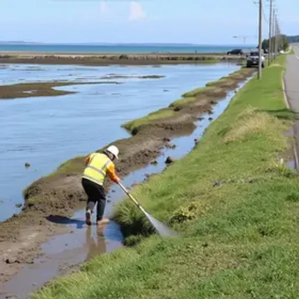 Operação Primavera intensifica limpeza da drenagem pluvial nos balneários