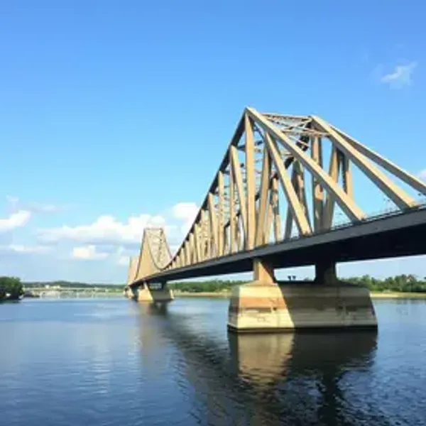 Vigas que vão dar forma à Ponte Joinville somam 4,6 quilômetros de extensão e podem chegar a 85 toneladas