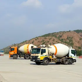Oito caminhões de concreto dão forma à nova laje concretada da Ponte Anêmonas
