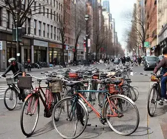 8 mil bicicletas e só 300 carros: a história da cidade em que ciclistas pagavam imposto, usavam placa e lotavam saídas de fábrica em SC