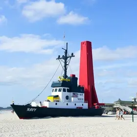 Caça de guerra da Marinha vira ‘Lego gigante’ e se torna atração permanente em praia de SC