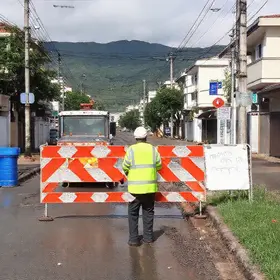 Serviço em rede de drenagem interdita trecho da rua Visconde de Taunay