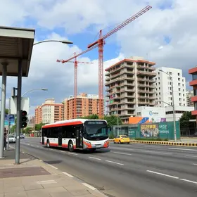 Pontos de ônibus retornam para trecho da rua Minas Gerais que passa por obras