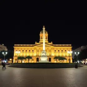 Prefeitura inicia modernização da iluminação da Praça da Bandeira, em Joinville