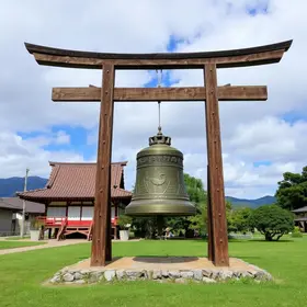 No coração de SC: colônia japonesa guarda um dos raros Sinos da Paz do planeta