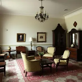 Com fachada de casarão de novela e móveis de 1927, tradicional hotel de cidade de SC parece ter parado no tempo e já chega aos 100 anos