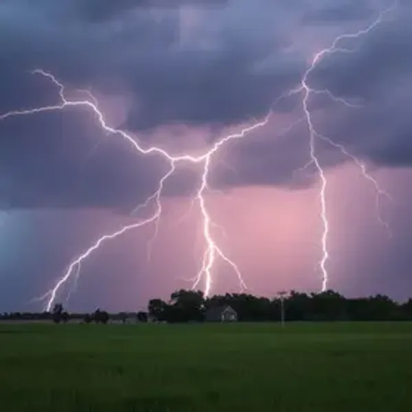 Raios impressionam durante temporal em cartão
