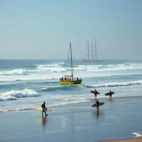 Amada por surfistas, odiada por marinheiros: conheça praia de SC que virou cemitério de navios
