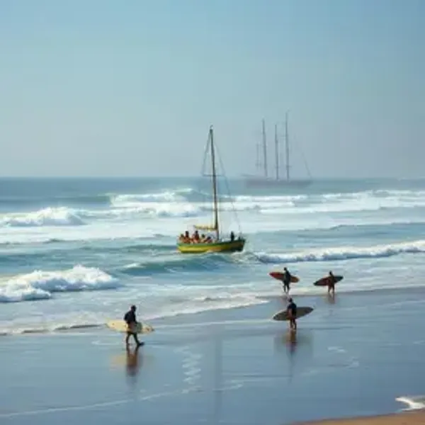 Amada por surfistas, odiada por marinheiros: conheça praia de SC que virou cemitério de navios