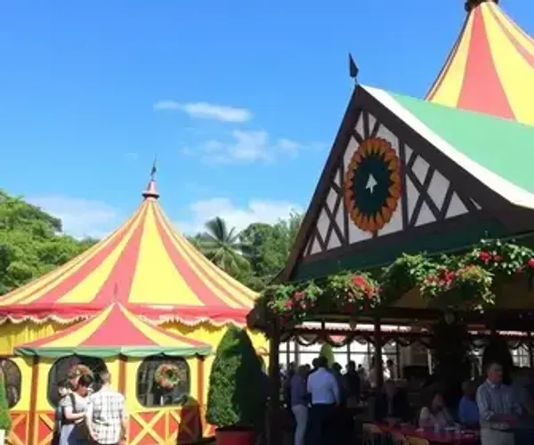 Novo espaço da Oktoberfest Blumenau inspirado nas tradicionais tendas alemãs deixa de cobrar taxa extra de R$ 8 e muda acesso dos visitantes