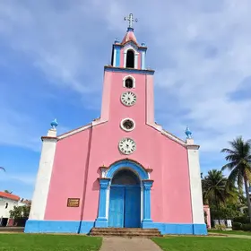 Charmosa igreja rosa e azul com torre de 22 metros guarda mistério de mensagem gravada na fachada e relógio travado às 5h50 em SC