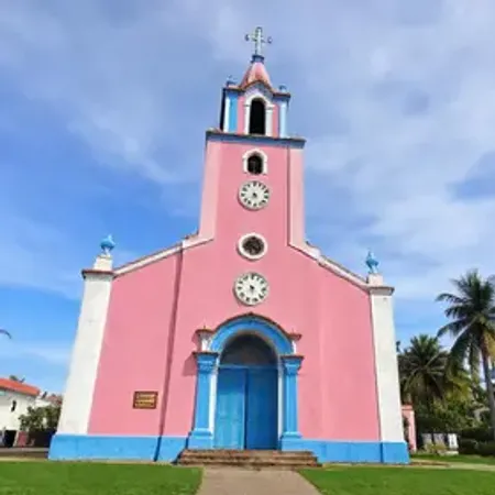 Charmosa igreja rosa e azul com torre de 22 metros guarda mistério de mensagem gravada na fachada e relógio travado às 5h50 em SC