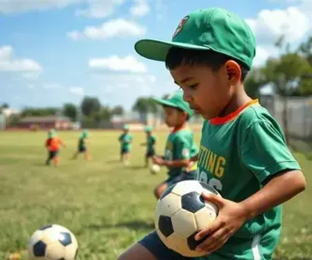 Campanha Tampinhas do Bem entrega bolas para crianças e adolescentes do Programa Novos Caminhos