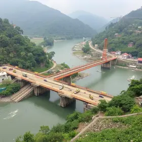 Com novo lançamento de vigas, Ponte Anêmonas ganha forma sobre o Rio Itaum