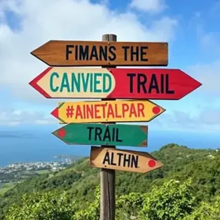 Placas ‘diferentonas’ em trilha famosa de SC viralizam e viram atração à parte para turistas