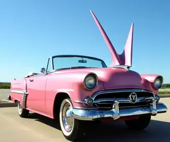 FOTOS: Carro conversível raro de quase 6 metros, pintura rosa metálica e barbatanas gigantes que teve apenas 300 unidades fabricadas é encontrado em SC