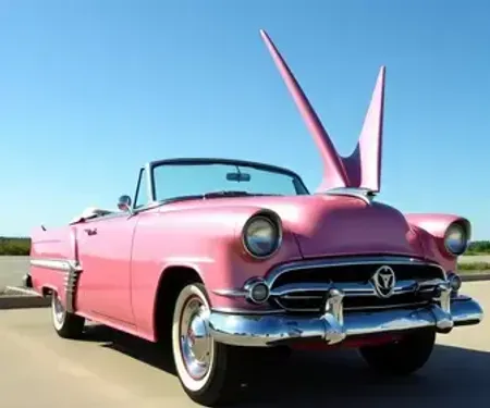 FOTOS: Carro conversível raro de quase 6 metros, pintura rosa metálica e barbatanas gigantes que teve apenas 300 unidades fabricadas é encontrado em SC