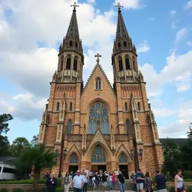 Vitrais gigantes e torres góticas encantam turistas em igreja de SC com estilo europeu